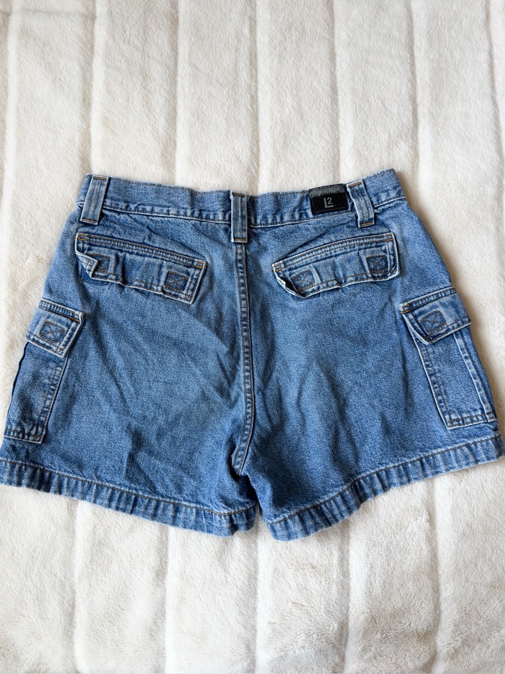 Vintage Levi’s L2 High Waisted Denim Cargo Shorts Size 30 - Picture 2 of 6